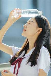 我女友清冷白月光？她是病娇财阀精品小说