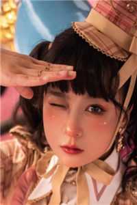 启奏娘娘，陛下又在偷听您心声啦