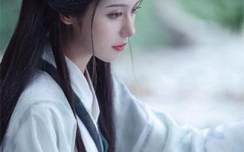 鸟类的喙头上的毛发稀疏