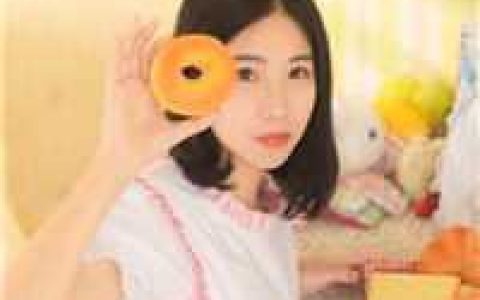 他拿着坠子的另一半